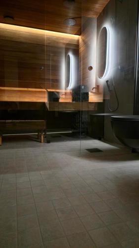 a bathroom with a desk and a sink and a toilet at Metsolinna in Kittilä