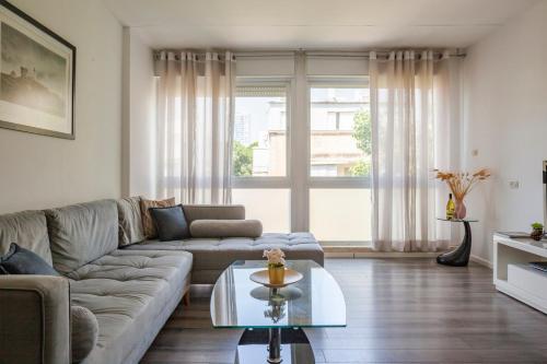 Big Apartment Next to Gordon Beach Plus Free Parking
