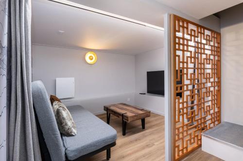 Chic & unique duplex Saône River view Sleeps 6 Shanghai-style