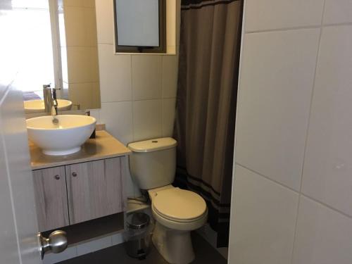 uma casa de banho com um WC e um lavatório em Santiago Bus Terminal em Santiago