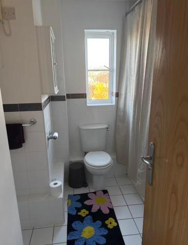 a small bathroom with a toilet and a window at Double bedroom and private bathroom in the heart of Oxford in Oxford