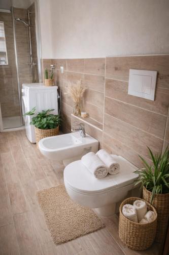 a bathroom with a toilet and a sink and a tub at MARY HOUSE Central Station Large Apartment in Sondrio