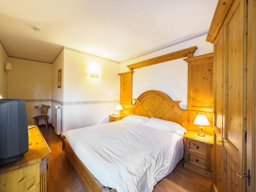 a bedroom with a white bed and a television at Park Hotel in Folgarida