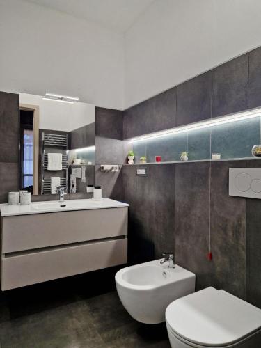 a bathroom with a sink and a toilet and a tub at B&B Comfort Room 93 in Benevento