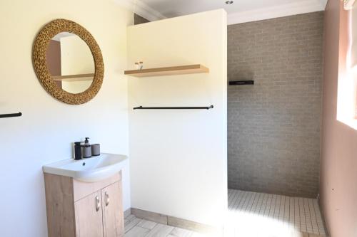 a bathroom with a sink and a mirror at Ongersfontein gasteplaas in Richmond