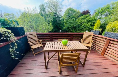 una mesa de madera con una manzana verde sobre una terraza en La Suite Diamant, en Theux