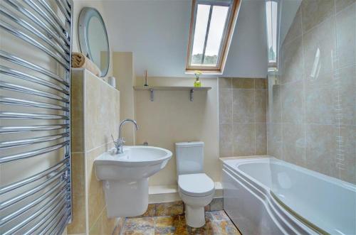 a bathroom with a toilet and a sink and a bath tub at 2 Bed in Lynton oc-chap in Lynmouth