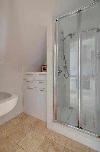 a bathroom with a shower and a sink at 1 Bed in Woolacombe oc-seablu in Woolacombe