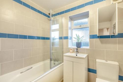 a bathroom with a toilet and a tub and a sink at 1 Bed in Ashcott oc-m33651 in Ashcott