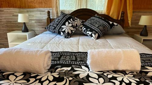 a bedroom with a bed with two towels on it at Cabañas Mahatua in Hanga Roa