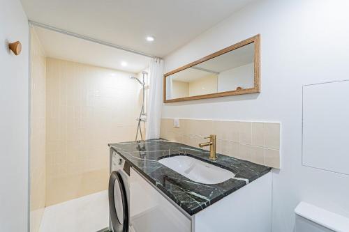 Cozy flat with 2 bedrooms in Saint Germain des Prés - up to 6 people