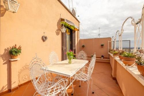 Delightful attic with terrace-Caffarella