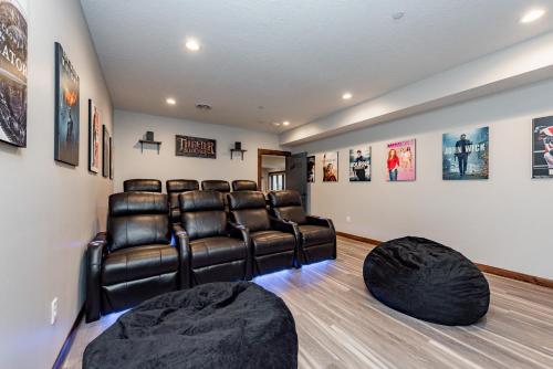 a waiting room with leather chairs in a room at Cabin Collina by Railey Vacations in McHenry