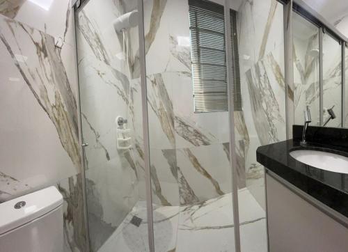 a bathroom with a shower and a sink at B-54-Central com Wi-Fi e Ventilador, Sem Garagem in Londrina