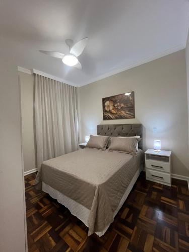 a bedroom with a bed and a ceiling fan at B-54-Central com Wi-Fi e Ventilador, Sem Garagem in Londrina