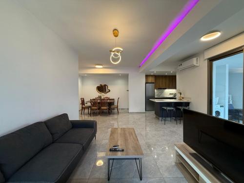 Bella's Place - Stylish 2BD With large Veranda