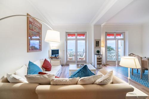 COZYSTAY Elegant Two-Bedroom Apartment in the "La Californie Area"