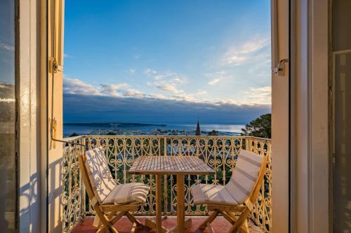 COZYSTAY Elegant Two-Bedroom Apartment in the "La Californie Area"