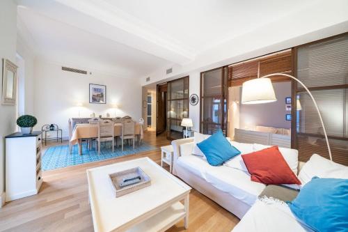 COZYSTAY Elegant Two-Bedroom Apartment in the "La Californie Area"