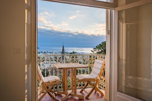 COZYSTAY Elegant Two-Bedroom Apartment in the "La Californie Area"