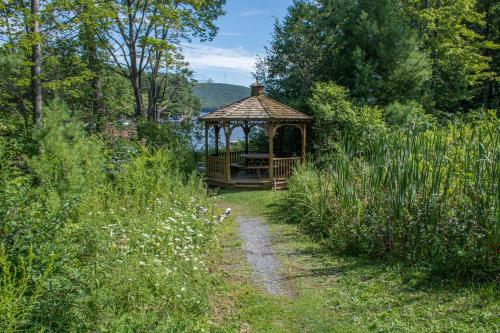 a gazebo in the middle of a garden at Castaway Cove by Railey Vacations in Oakland