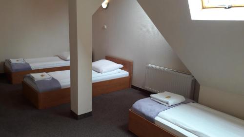 Кровать или кровати в номере Dom Turysty