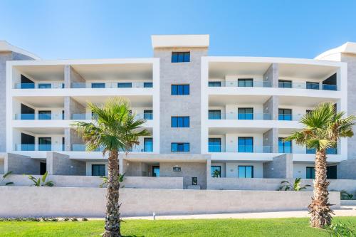 Luxury 3-Bedroom Apartment near Dona Ana Beach