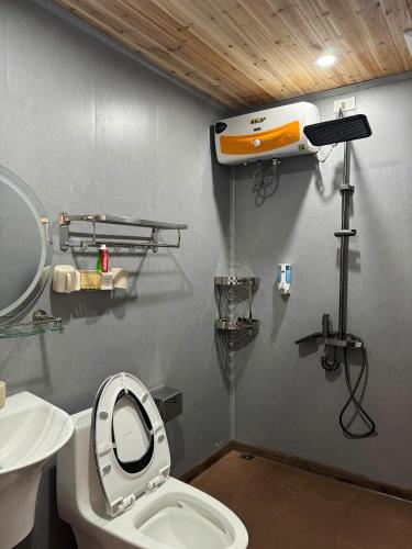 a bathroom with a white toilet and a sink at Mây Đá Homestay in Loung Co