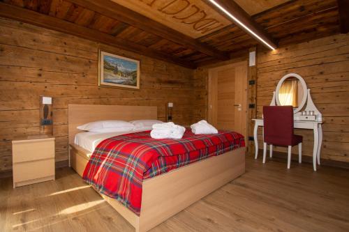 a bedroom with a bed and a desk in a room at B&B LE TERZE - Wellness & SPA - E-bike rental in Costalta