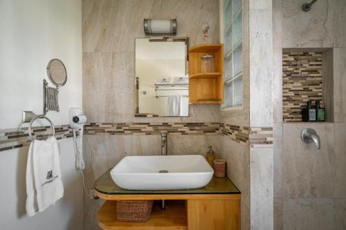 a bathroom with a sink and a mirror at departamento de lujo, Puerto Vallarta. Mexico in Puerto Vallarta
