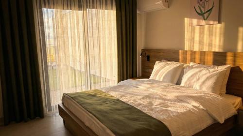 a bedroom with a bed and a large window at TopTepeHome in Tire