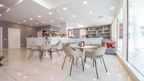 a restaurant with tables and chairs and a bar at HOTEL SETTIBI 20m dalla spiaggia in Giulianova