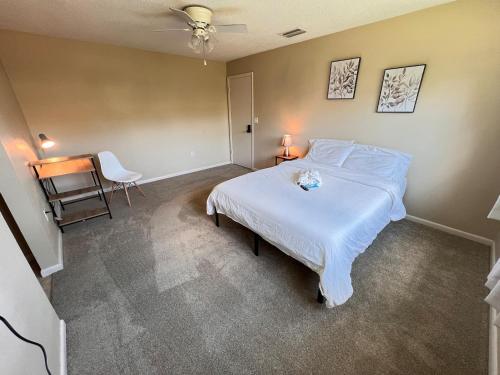 a bedroom with a white bed and a desk at Host Hubble Private Rooms in Southern Lakeland in Lakeland