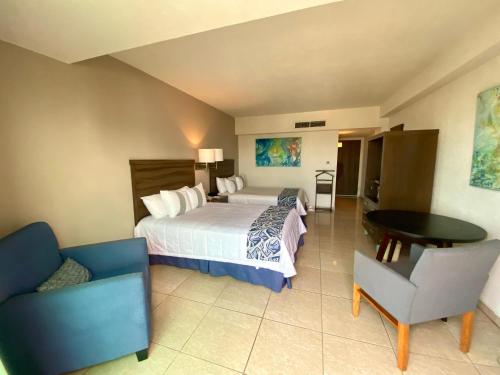 a hotel room with a bed and a table and chairs at Hotel Villa Florida Veracruz in Veracruz