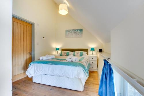 a bedroom with a bed and a staircase at 3 Bed in Totnes oc-bcdart in Broadhempston