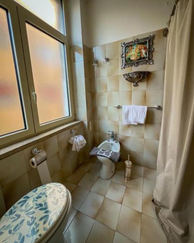 a bathroom with a toilet and a sink in it at Hotel Continental Cassino in Cassino