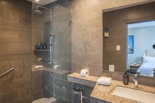 ein Badezimmer mit Dusche und Waschbecken in der Unterkunft Unipark by Oro Verde Hotels in Guayaquil
