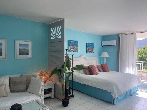Llit o llits en una habitació de Sunset View & Ocean Breeze