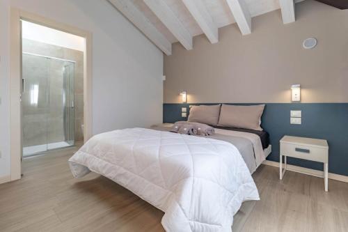 a bedroom with a large white bed in a room at Apartment-Boutique Stella in Cittadella