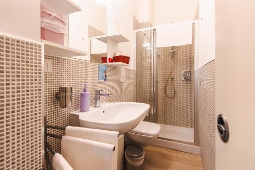 ein weißes Badezimmer mit Waschbecken und Dusche in der Unterkunft Dimora Francesca in Conversano