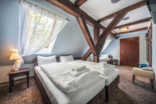 Tempat tidur dalam kamar di Pałac Łagów - Hotel