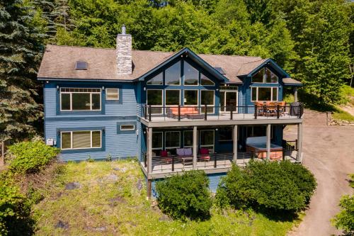 an aerial view of a blue house at Rocky Mountain Lodge by Railey Vacations in McHenry