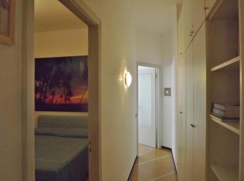 una habitación con un pasillo con una pintura en la pared en Casa Albina by Holiday World, en Santa Margherita Ligure
