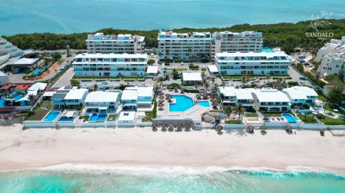 an aerial view of a resort on the beach at Comoda Suite Cancun - BEACH CONDO - 6PX in Cancún
