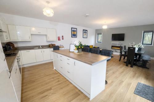 an open kitchen and living room with a dining room at Stunning Lodge with Hot Tub in Harrogate