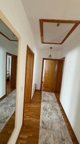 ヴィソコにあるThe View Apartmentの鏡のある廊下のある空の部屋