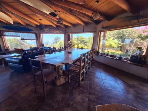 a large dining room with a long table and chairs at Casacerrolacruz in Pichilemu