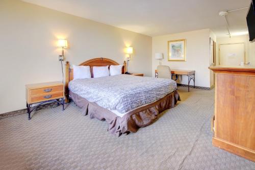a hotel room with a bed and a television at Capital O Duncanville Tx in Duncanville