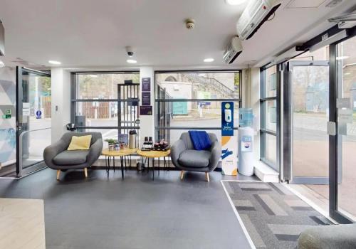 a waiting room with two chairs and a table at iQ Parker House Dundee in Dundee