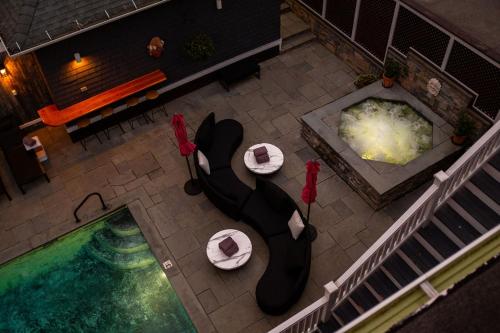 an overhead view of a swimming pool with two tables and a tub at Lindenwood Inn in Southwest Harbor
